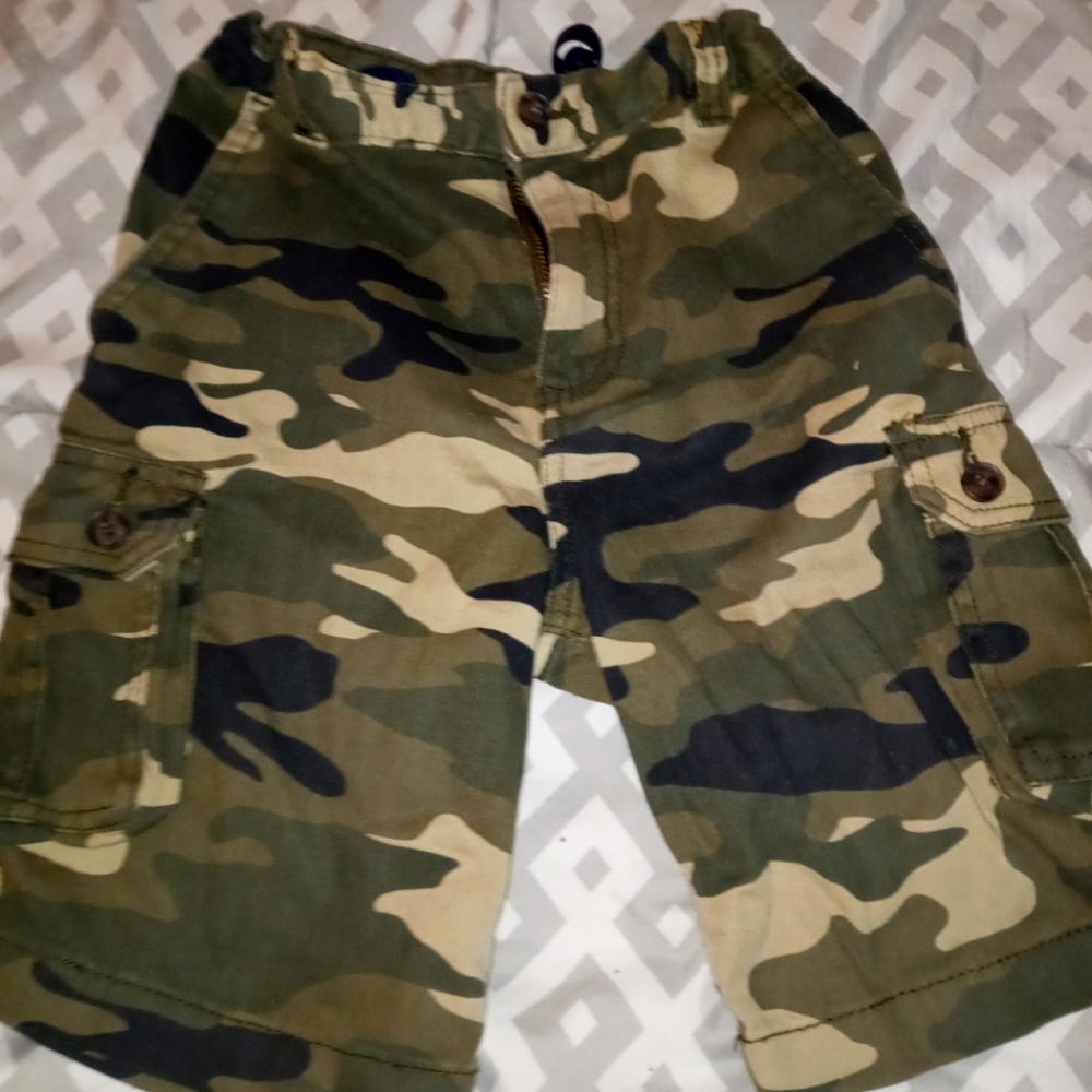 Camo cargo shorts size 7